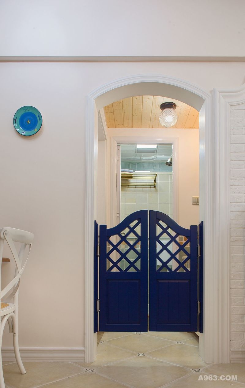 客  卫
蓝色自由门结合拱型造型的门洞