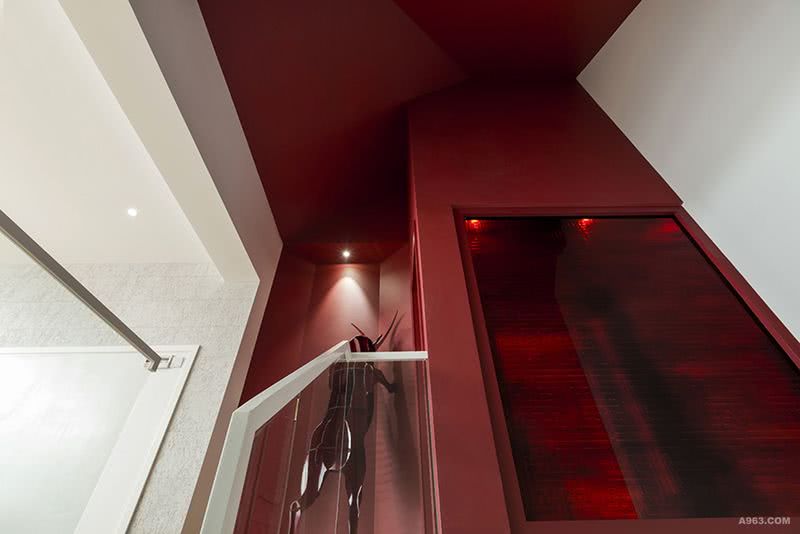楼梯顶面红色结构，红色中玻璃与乳胶漆材质的融合运用