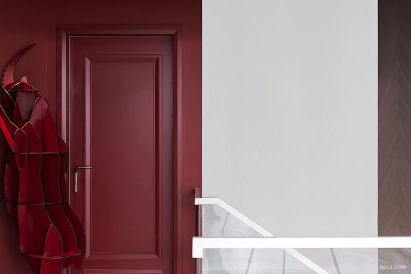 楼梯过道：红与白与从一楼延伸至顶楼的地板三种材质对空间的构成