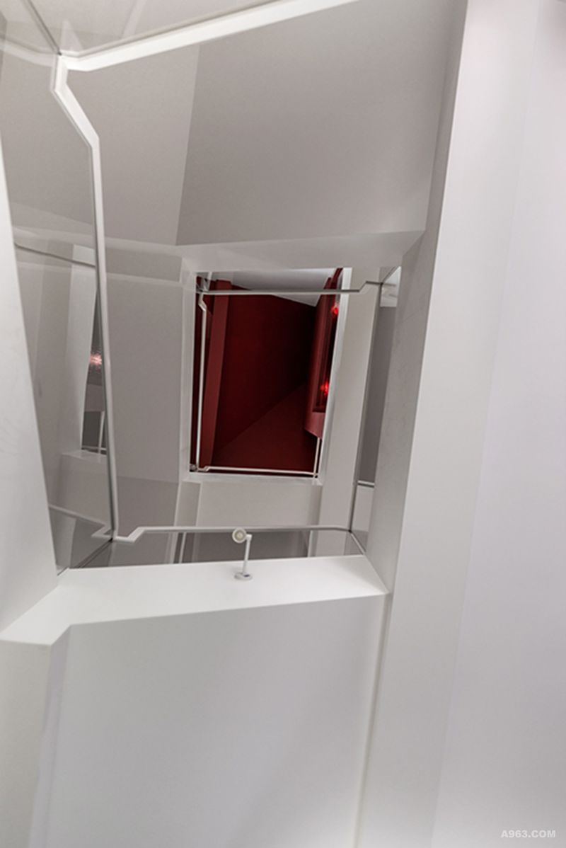 楼梯仰视：从底望上看，白色与顶层红色顶面的对比形成独特视觉感