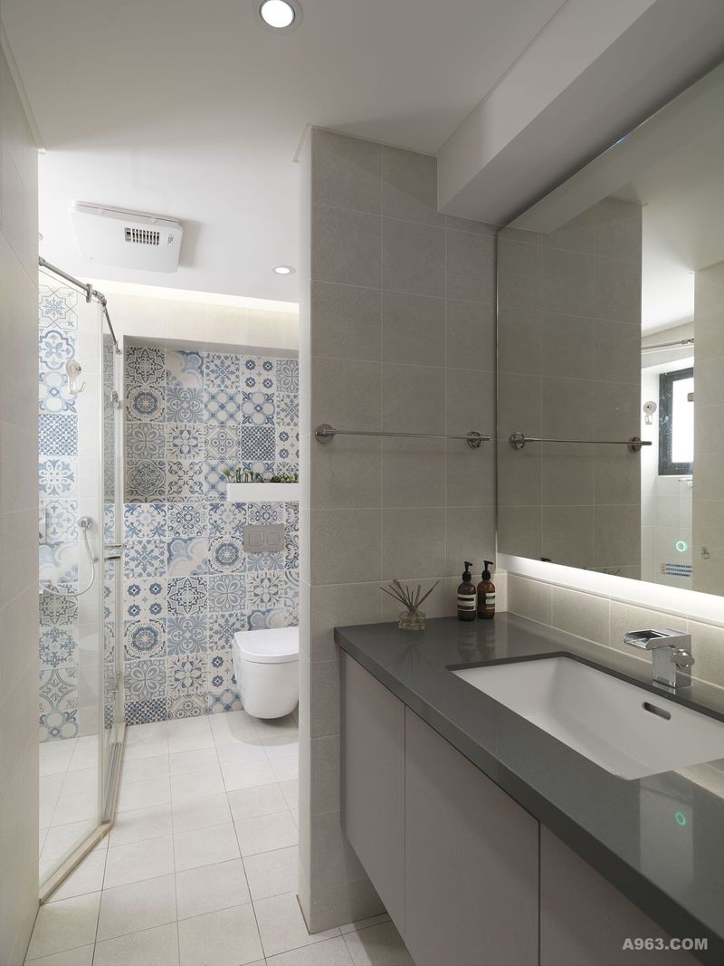 西班牙花磚的妝點，讓浴室有公共空間的陳設，表現出明亮雅緻的淋浴空間。