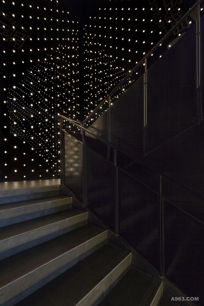 楼梯
这是一个具有无限延伸反射的楼梯，材质为黑色不锈钢，人们可以清楚的看清自己的全身，定睛看上一会又会回到醉意之中。
