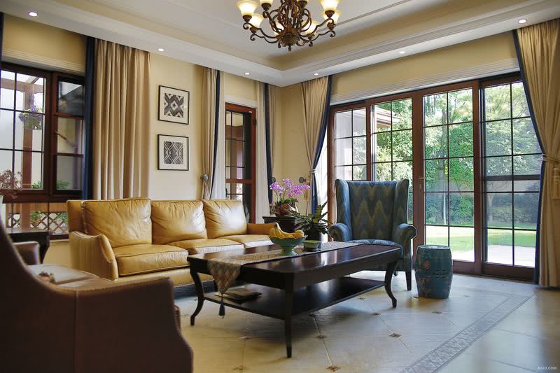 会客厅蓝色波纹单椅搭配的皮质沙发质感很典雅。
