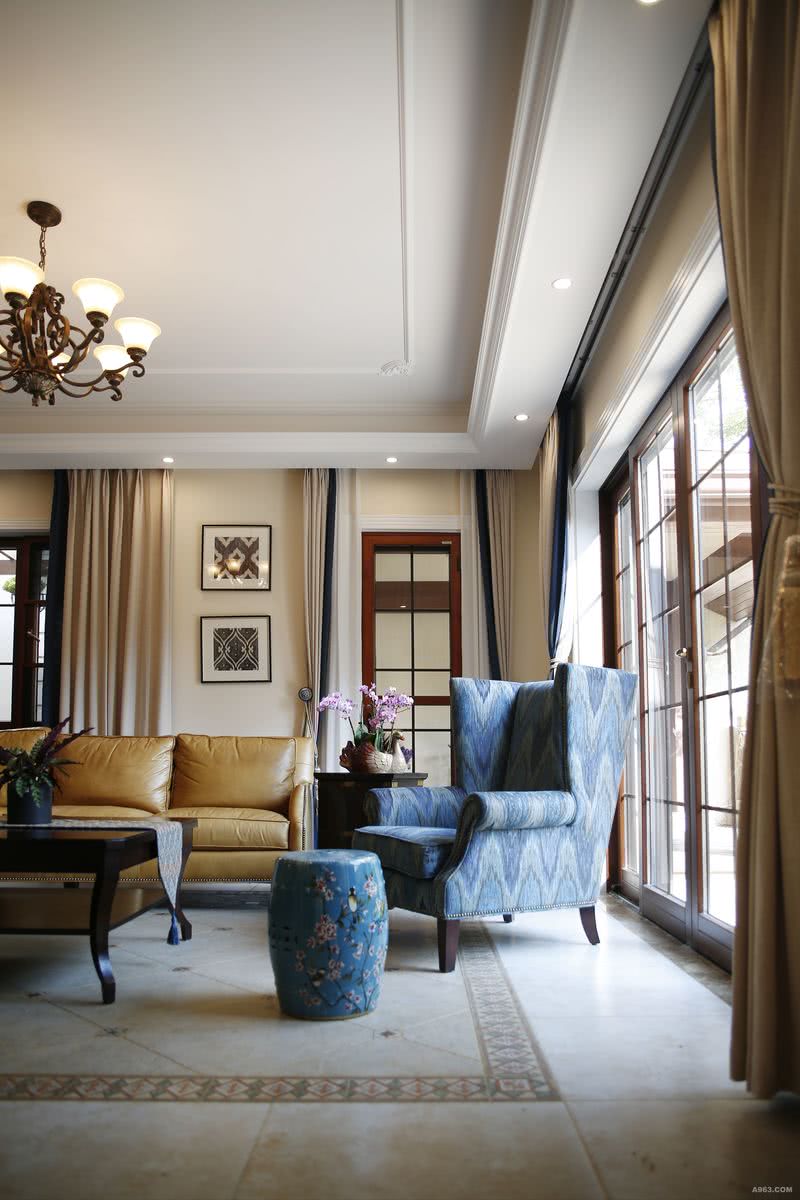 墙上的几何图案装饰画与蓝色的中国瓷凳活跃空间氛围。