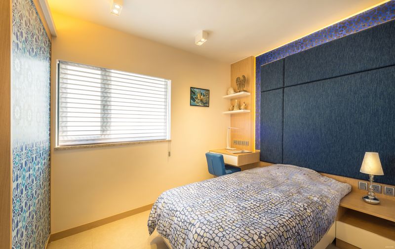 大女兒房以藍為主色，床頭牆、座椅和床尾櫃藉藍色串連，通過多種圖案組合變化，活力充盈。
