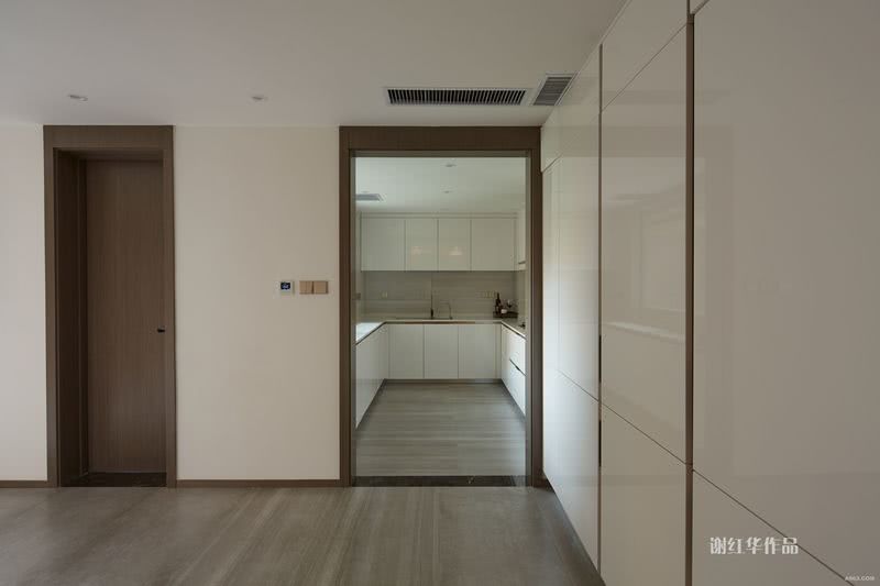 白色、木色的搭配，使得空间更加灵动，在不封闭的前提下，整个空间看起来更加敞亮，让人一走进厨房有种很舒服的感觉。