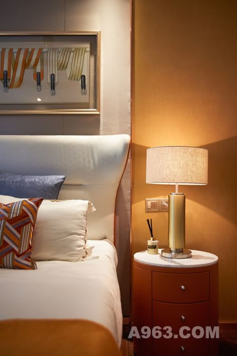 卧室的设计简单而舒适，配以定制家具，与硬装气质相结合，尽显静谧柔和。