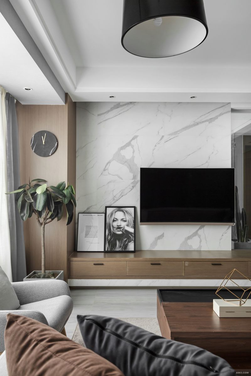 木色的电视柜，白色大理石电视墙。