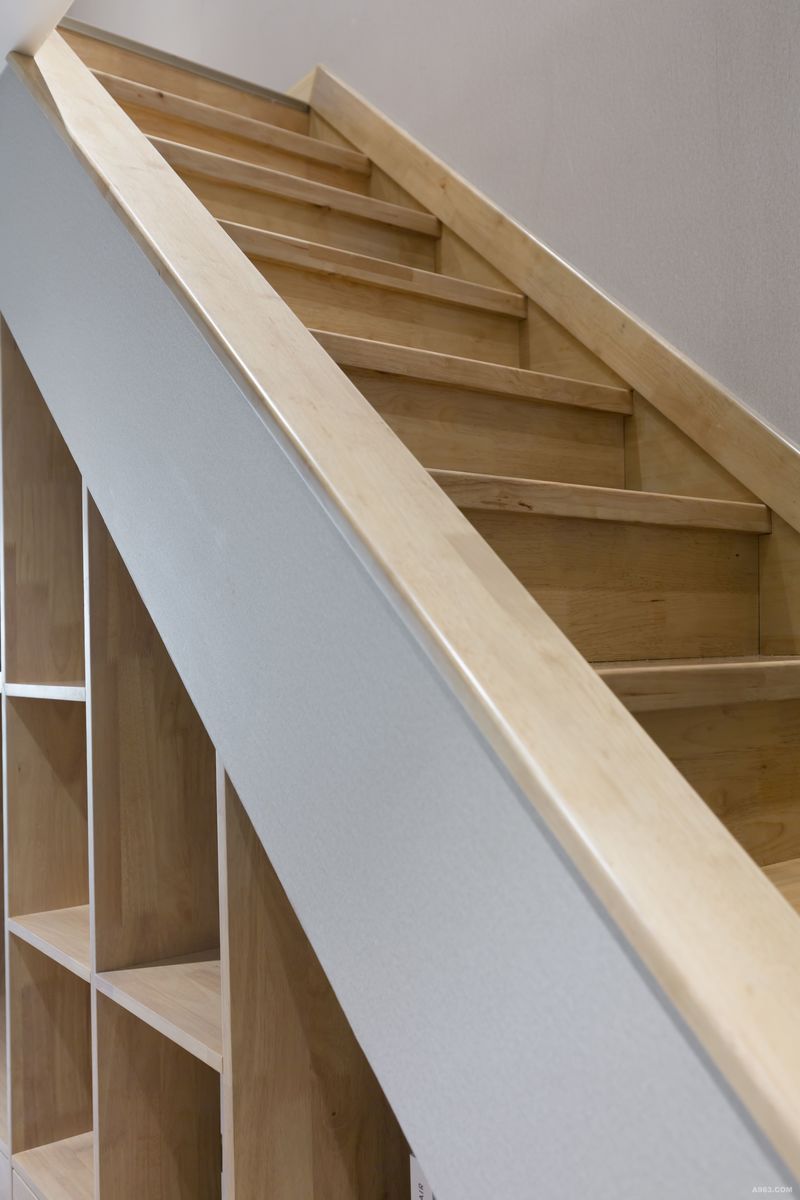 楼梯都采用原木色的材质。温馨感十足。