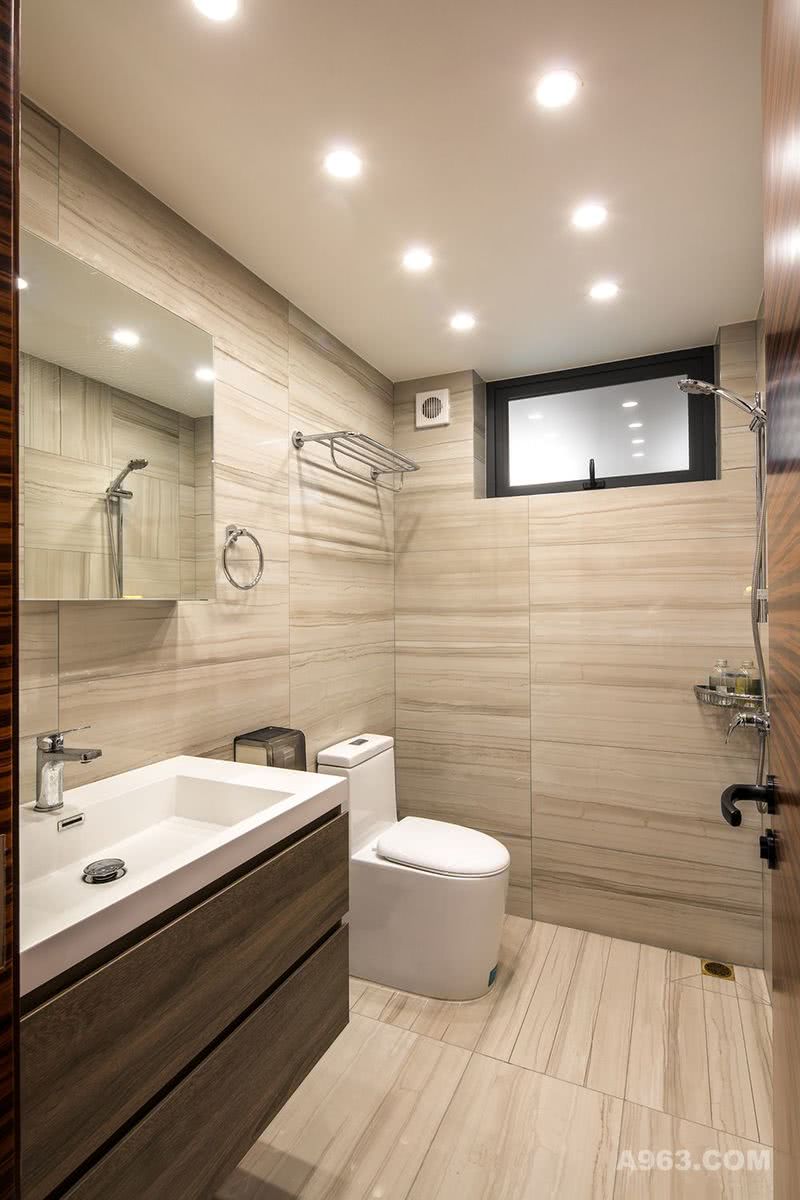 仿木纹的瓷砖，配上木纹的浴室柜，暗藏的镜柜是理想的收纳空间。