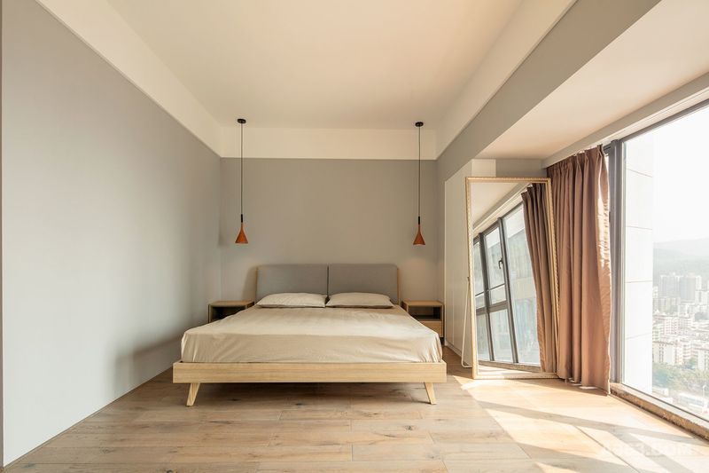 卧室没有刻意的背景造型，通过灰、白的对比，床头灯的装饰，让空间有了层次。