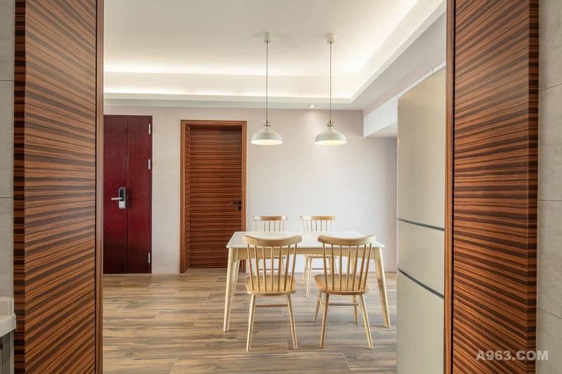 实木温莎椅造型简洁明快，跟墙面木纹很好的融合在一起。