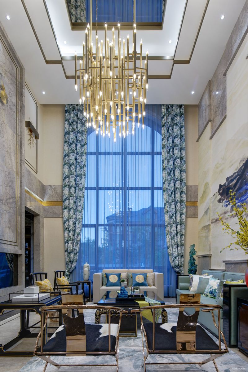 客厅淡雅的玉石色调将空间显得格外优雅飘逸，极具气质却不浮夸。