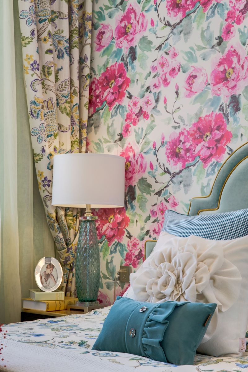 英式乡村图案的壁纸，呈现出淡雅的浪漫。碎花的窗帘与床单，创造出舒适慵懒的英式田园风。整个空间如同一幅如锦似画的生活画卷,馥郁芬芳且亲和温馨。