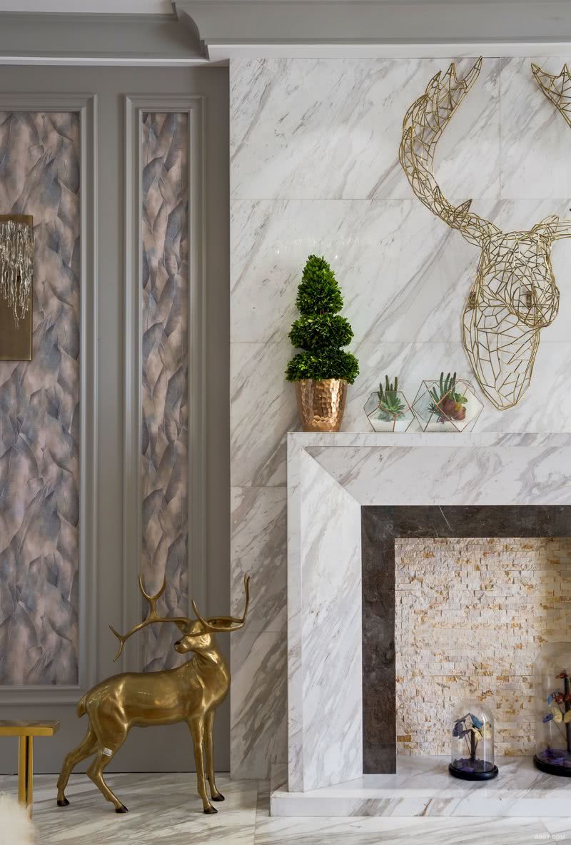 客厅壁炉处金属鹿头代替普通的装饰，设计师用现代思维重新定义经典。