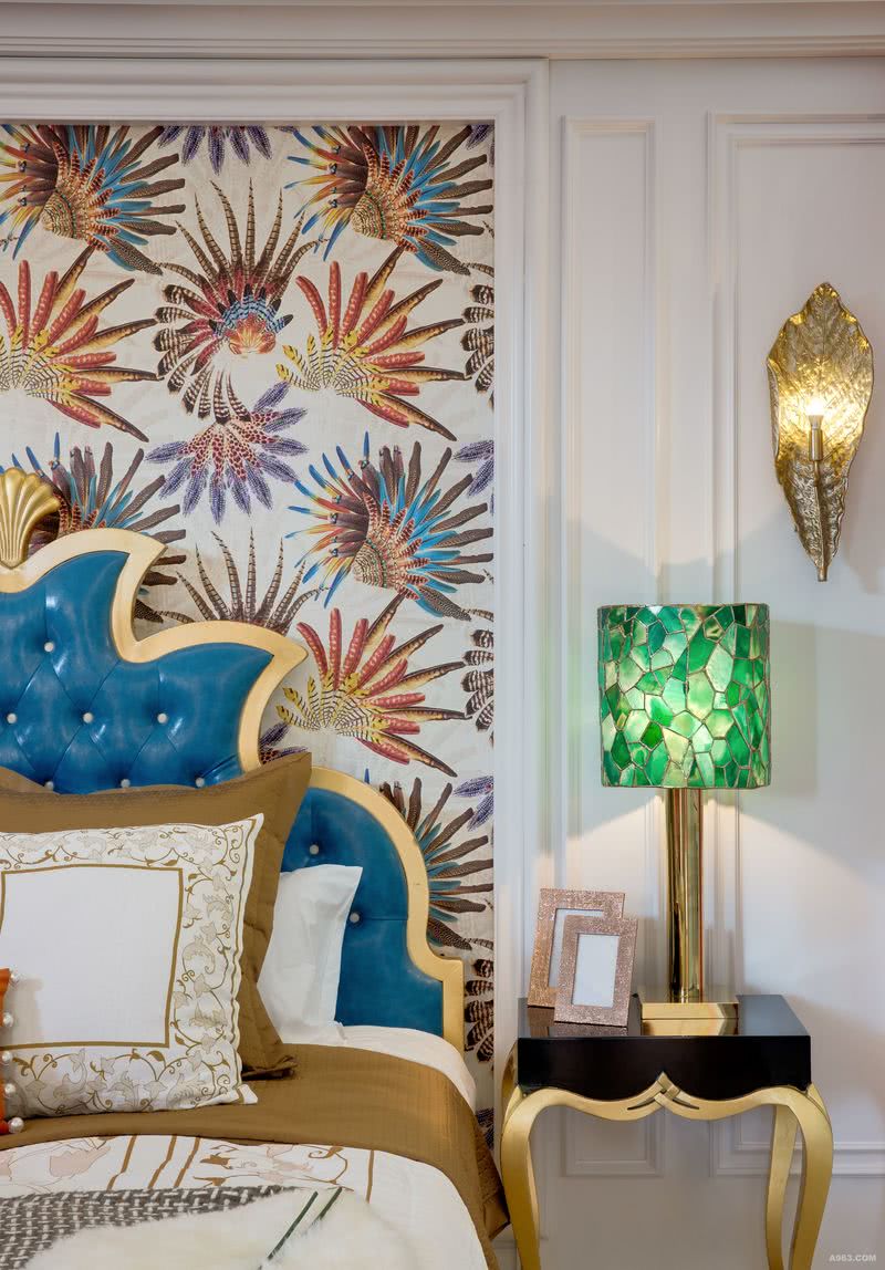 卧室的爱马仕橙做为空间主色调，蓝宝石色作为跳色，搭配世界顶级壁纸创造来自撒哈拉沙漠最美的鸟——蕉鹃的羽毛，艺术化的空间，奔放的艺术。