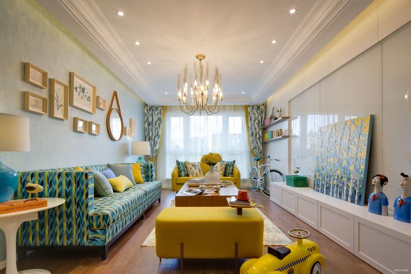 蓝色的壁纸搭配黄色、蓝色的沙发，黄蓝颜色的搭配，使整个屋子都特别温柔，时尚、清新。