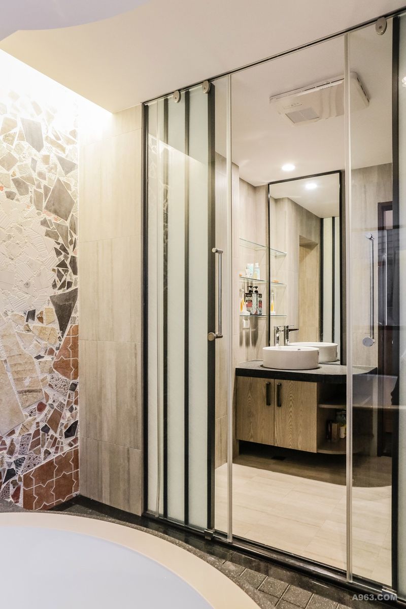 現代感的浴室，混搭了“淡水晚霞”的馬賽克拼貼，讓古樸的自然延續風格。