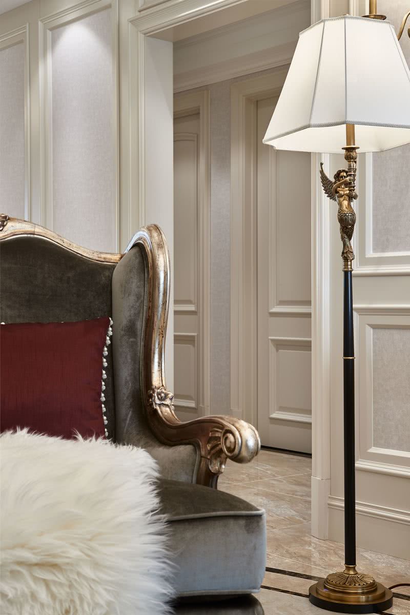 咖色单椅与和浅色墙布相映成趣，给空间赋予雅致轻松的色彩。