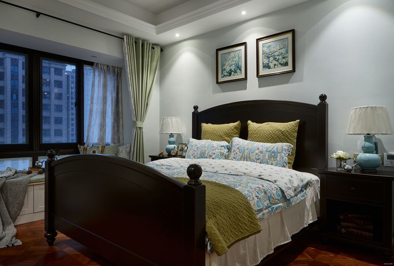 主卧室选择理性的蓝作为主色调，表现主人低调与沉稳，蓝色装饰画以及床品的纹路，都是这种气质下的理性延伸。