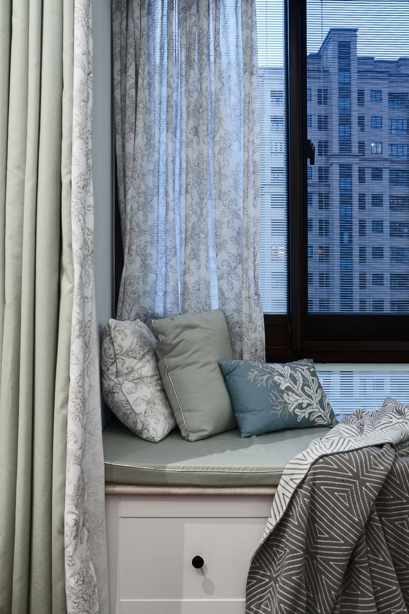 浅灰色的塔毯厚重温暖，细腻的几何纹理与窗户的百叶帘相呼应，将窗外的景自然的融入室内。