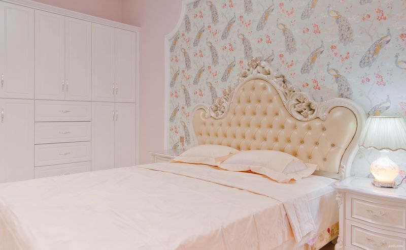 床头的孔雀壁纸为卧室增添了吉祥和别致。