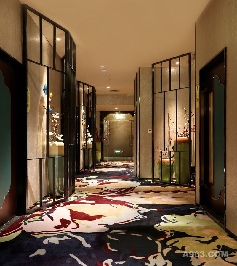 SPA走廊采用圆拱形式，强调尊贵的空间感受，就像SPA的按摩手法一样隆重，优雅而唯美。VIP房区走廊则主要用地毯来强化空间视觉。