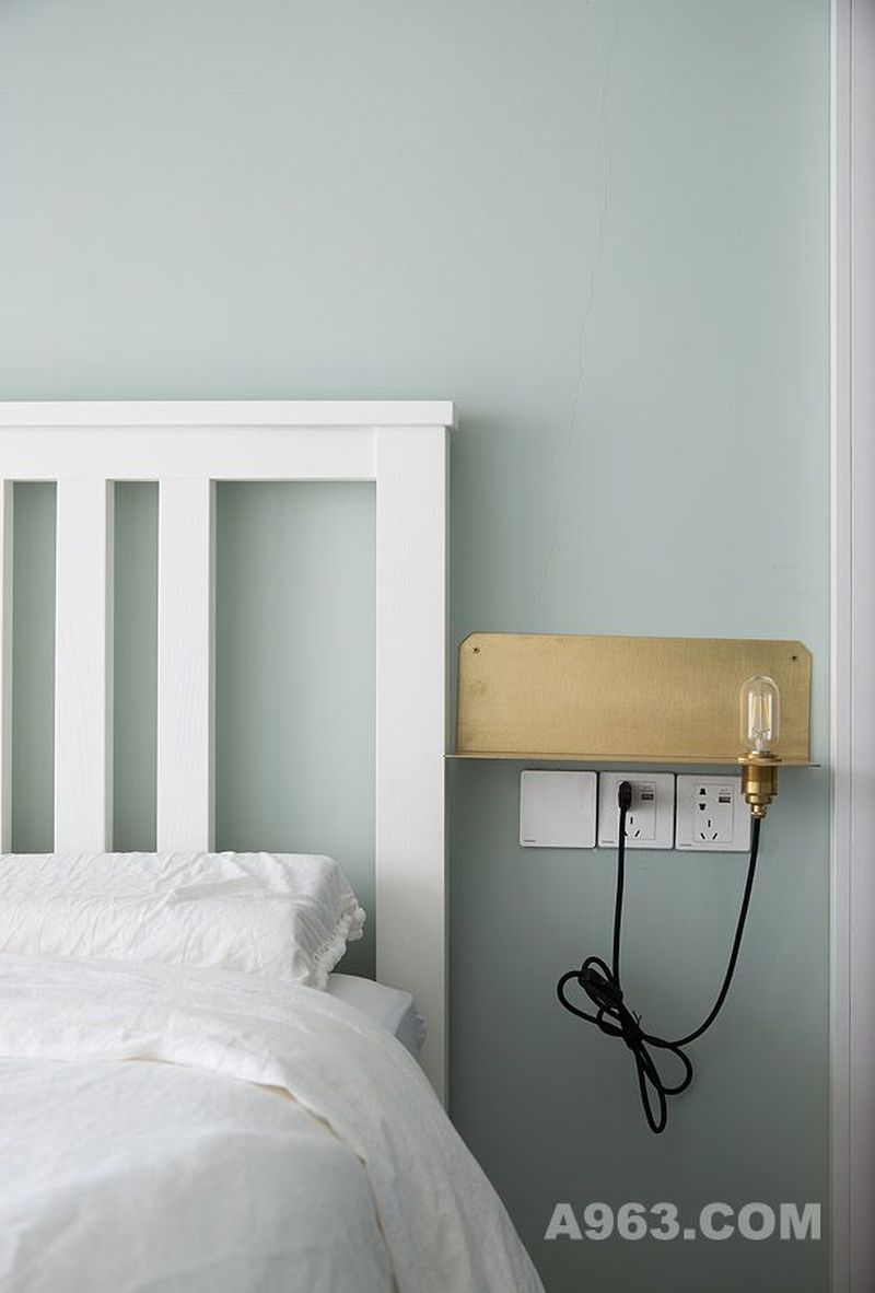 铜制感的床头灯，非常实用 适合小空间利用