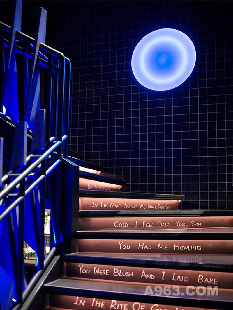 楼梯造型的灵感来源于航天发射器的脚手架，转角处的圆形灯盘散发着动感的光晕，如同船体的观景窗，由此过度到二楼的空间，进入距离“星空”更近的空间。