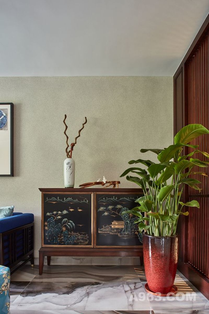 客厅
客厅处简洁硬朗的线条搭配饱含雅韵的东方感饰品，大气隽永之余渲染家具另类的俏丽与别致。
