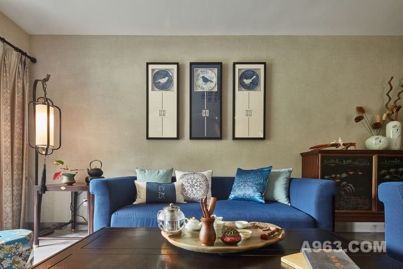 客厅
客厅空间以优雅与高贵交叠的蓝色为主基调，蓝色沙发、背景抱枕、飞鸟挂盘层层递进，又相映成趣。