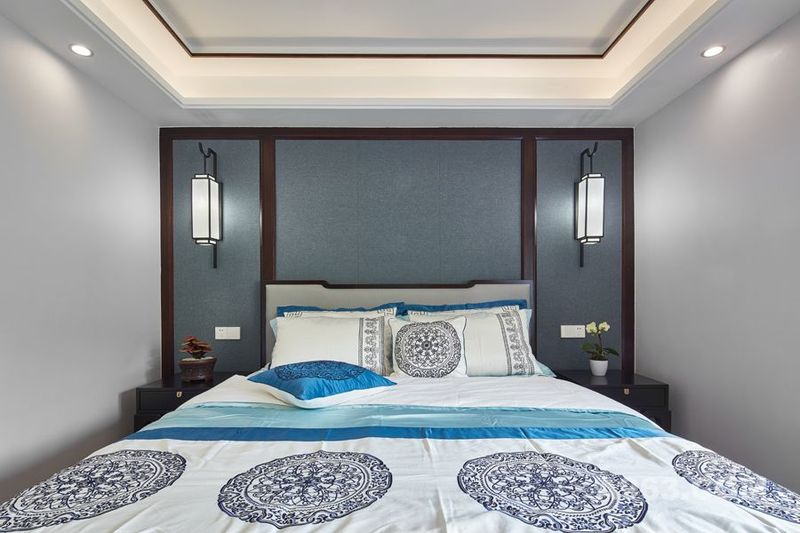 主卧
主卧床头背景墙运用沉稳的蓝色为主画面，配上软装装饰的精心搭配，营造出简约的中式格调和雅致的情意。