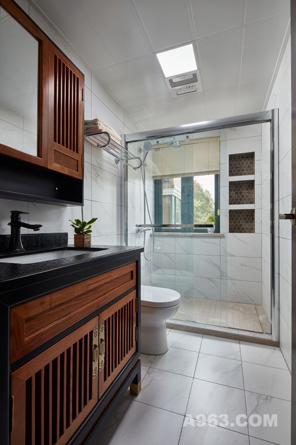 卫生间
卫生间进行干湿分离，保证了其干净整洁的卫生环境，洗手台的独特设计与整体空间元素有机的融合起来，增添舒适典雅之感。