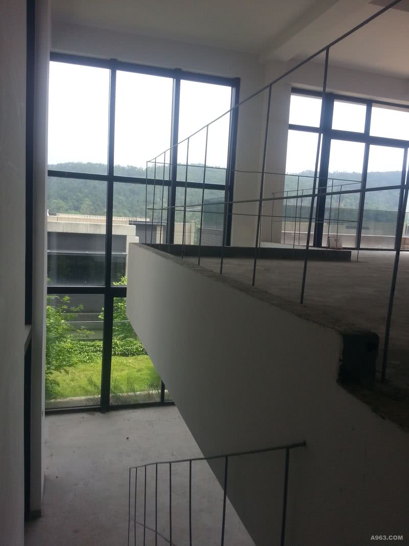 原建筑空间：负一层调控楼梯位，跨高两层落的落地玻璃与使视线与远景链接。